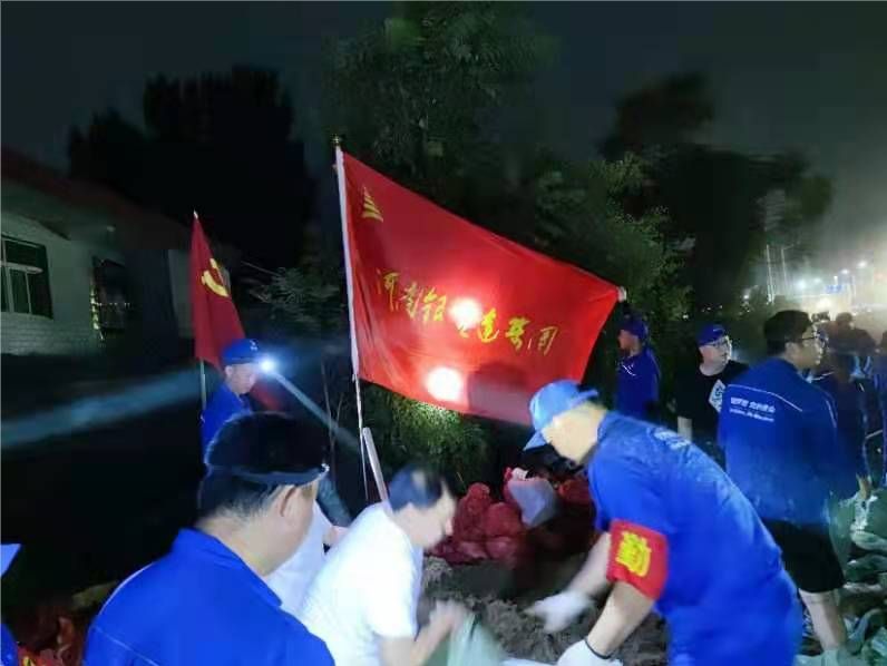 金沙娱场城app7979抗洪救灾志愿者分队连夜转战